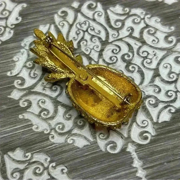 Vintage Marvella Gold Tone Pineapple Brooch - Picture 3 of 3